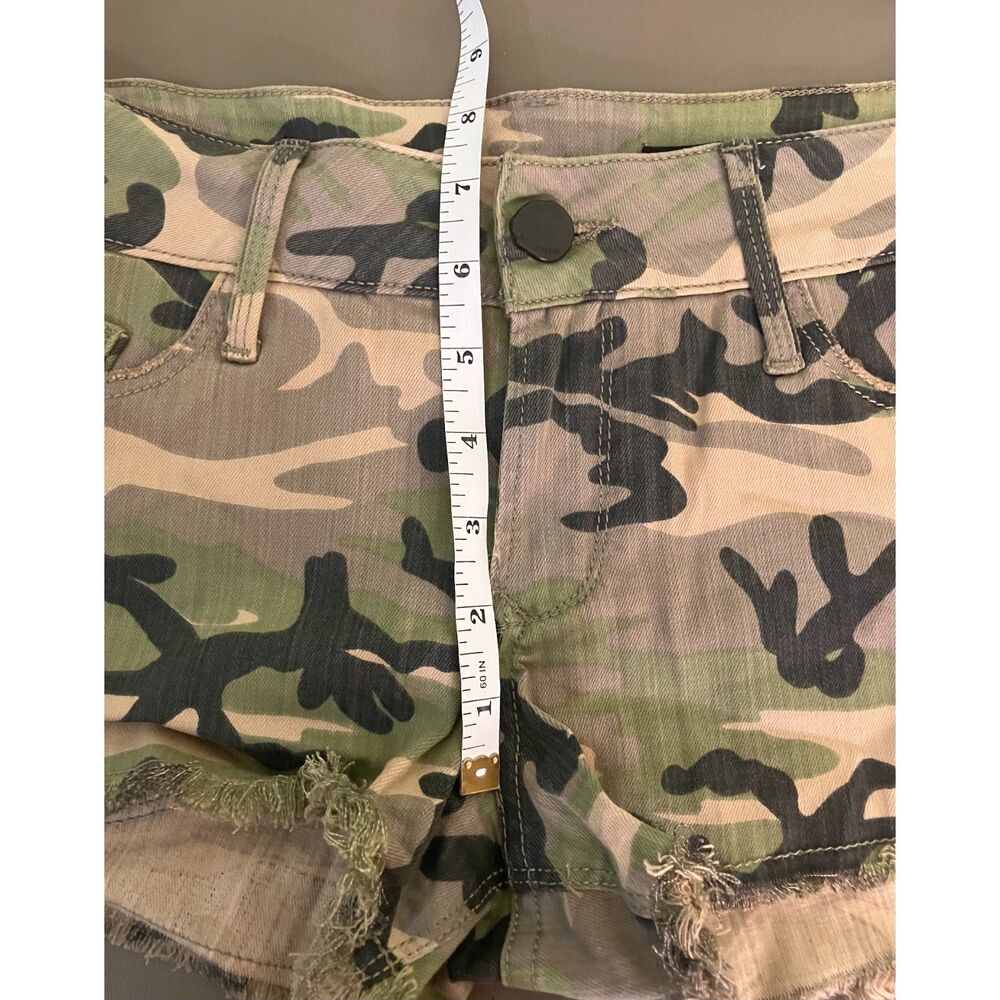 Black Orchid Los Angeles low rise camo distressed cut off shorts - Picture 11 of 13